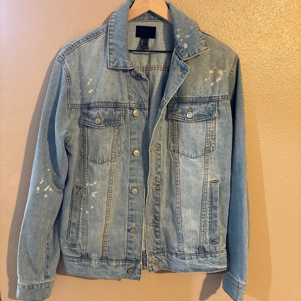 Men’s denim jacket in size small